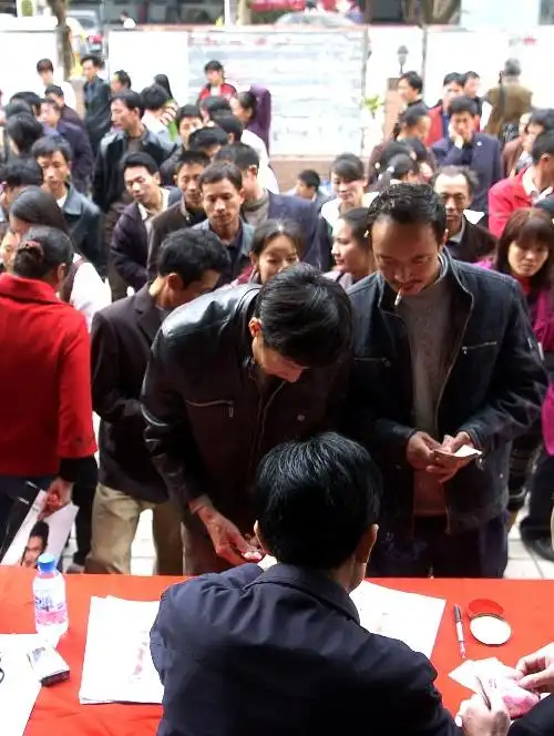 图文:农民工在排队领取被拖欠的工资