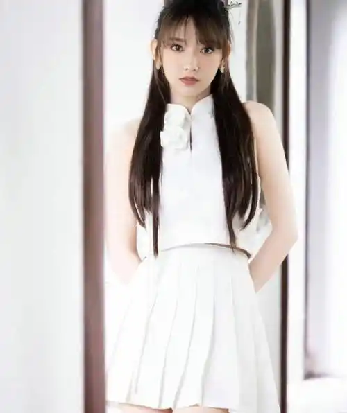 白鹿的紫色眼妆真的很漂亮,相比程潇的白玫瑰西装裙更加抢眼_发夹