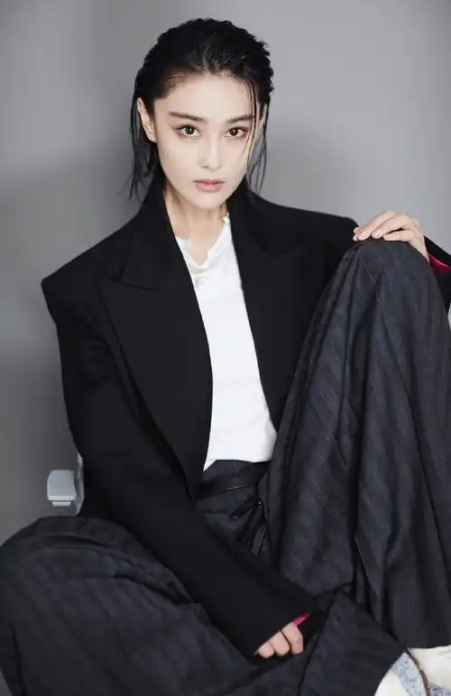 张馨予性感黑色西装中性写真图片