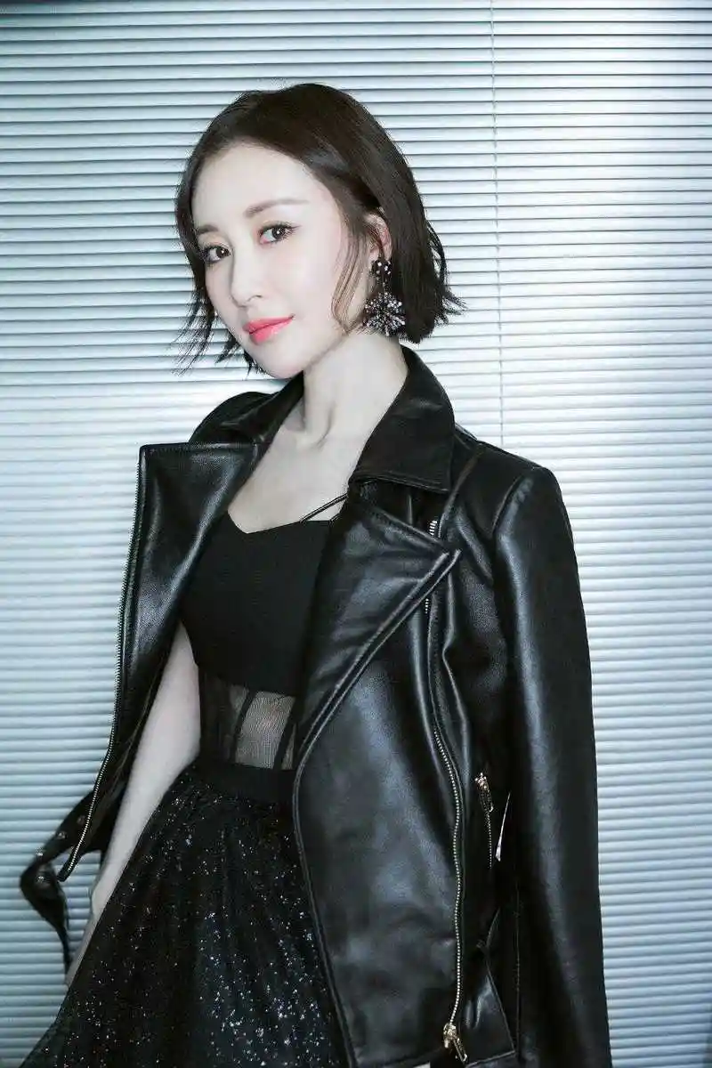 原创舒畅身材丰满但敢穿黑色皮衣搭配吊带连衣裙气质大方美极了