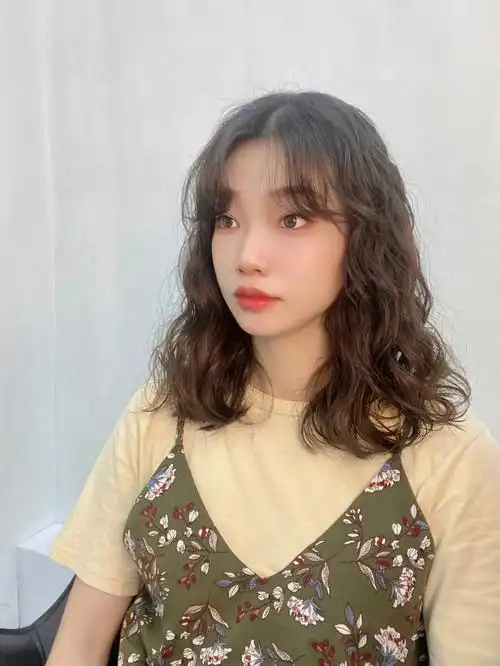 相信很多姐妹们的头发长度都是在披肩这个长度,又想烫发,又怕翻车99