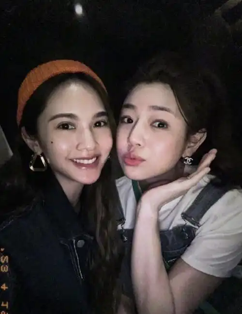 李荣浩为杨丞琳庆生39岁昵称又换了连续九年恋爱庆生