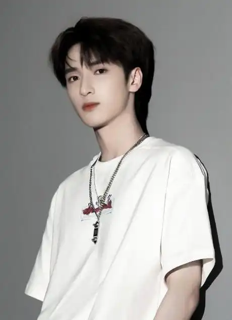 严浩翔跳啦啦操##严浩翔跳广场舞