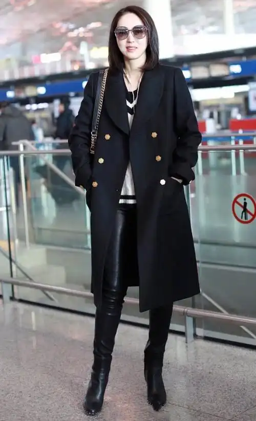 董璇大冬天,穿一条皮裤绷得紧,虽然酷美但是不冷吗?