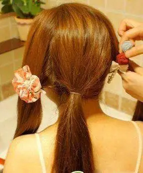 长脸怎样扎头发显脸短学生,校园女生头发不长不短还遮眼?