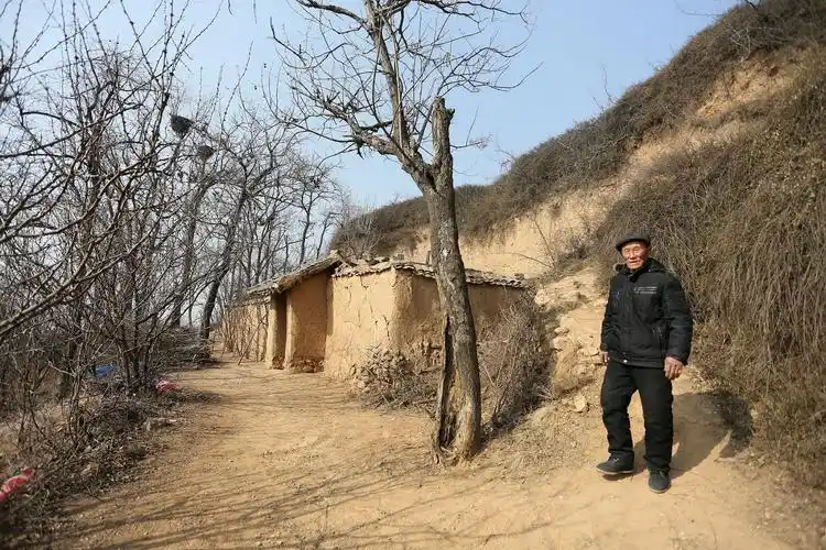 山西农村90岁老夫妻相伴70年,土窑洞爱情生活让人羡慕_新浪看点