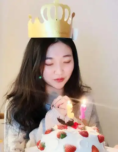 这是黄若宾生日时在许愿的照片.