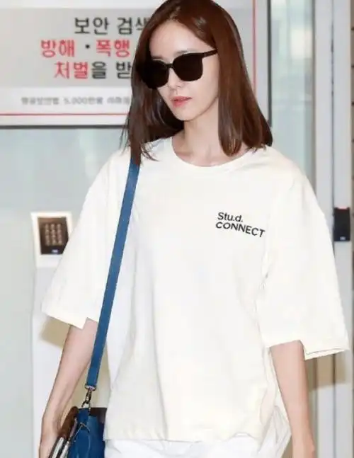 林允儿彻底改变风格穿白色牛仔短裤搭配白色短袖变身邻家姐姐