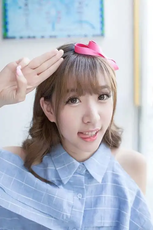 萌萌哒可爱女生俏皮吐舌表情