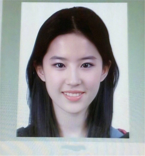 明星的早期证件照,赵丽颖爆痘,江疏影青涩,看到刘亦菲:精修过的吧?