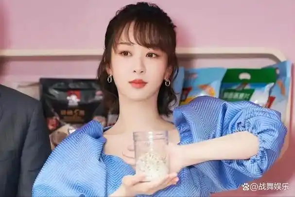 杨紫年少成名,凭借《家有儿女》中的角色小雪成为家喻户晓的小演员.