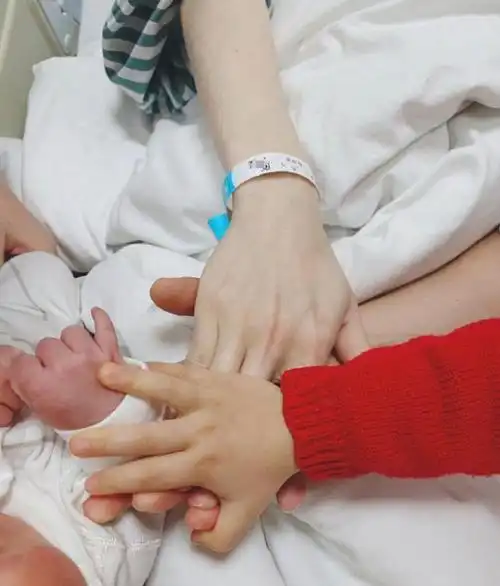 一家四口正式宣布了幸福照片的好消息,网友们也表达