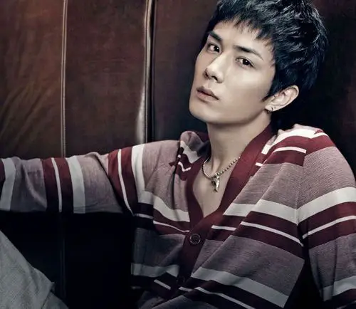 [明星新闻]李承铉承认与安以轩秘恋两年 否认劈腿