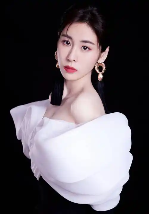 张碧晨一身黑白相间的礼服精致优雅_花朵_舞台_白色