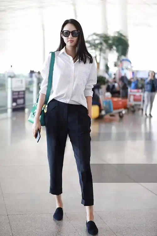 张梓琳穿白衬衫搭配九分裤造型简约 长发飘逸演绎清爽春日风