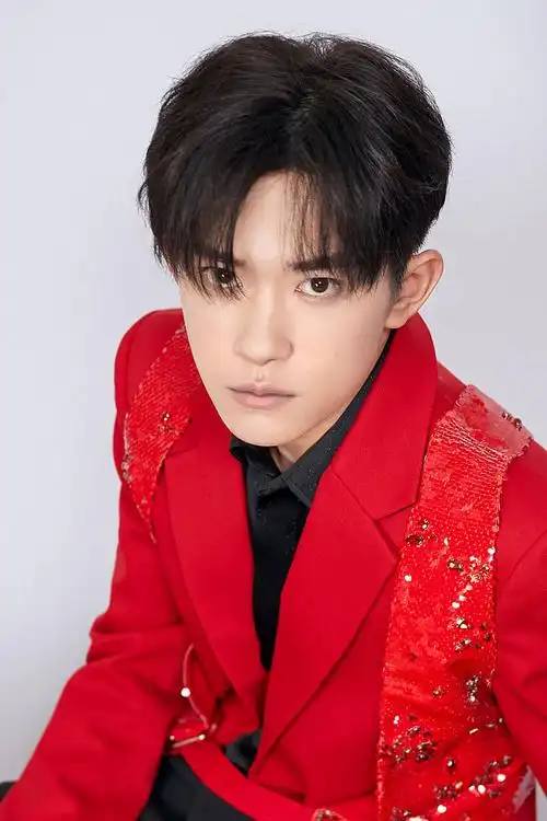 易烊千玺加盟央视元宵晚会红色亮片西装突显俊逸少年气质