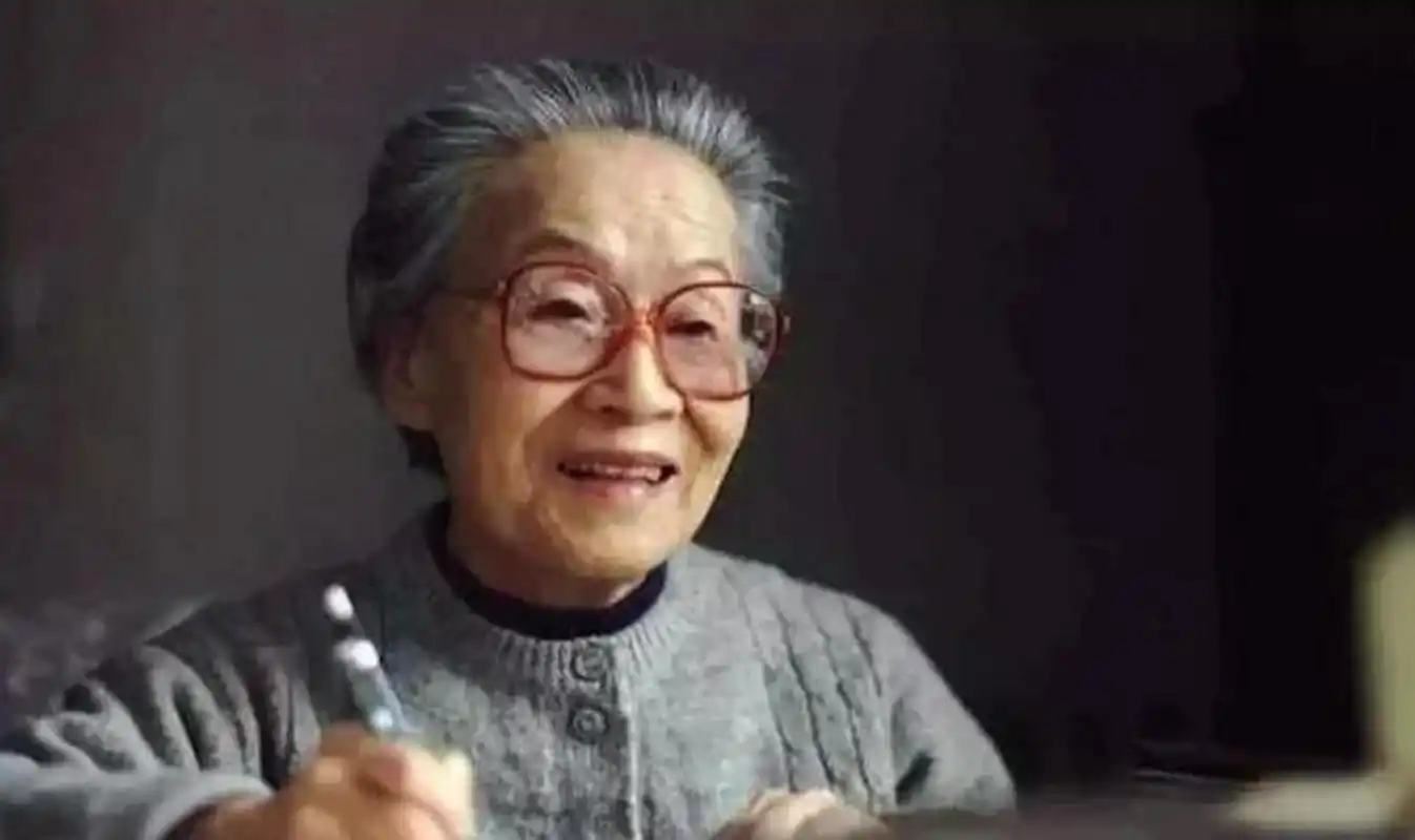 1966年杨绛先生的头发被一女孩剪成了"阴阳头",很多人都觉得她是不是