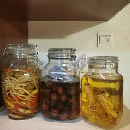 左一,枸杞党参酒功效:养肝,补肾,润肺图中:龟头果酒功效:补肾壮阳