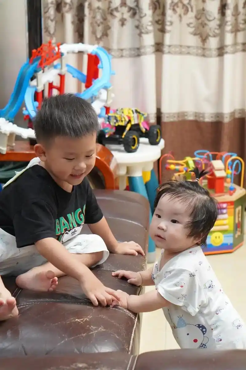 温柔的照片配温柔的歌 妈妈对哥哥说:妹妹是爸爸妈妈生下来 - 兑趑