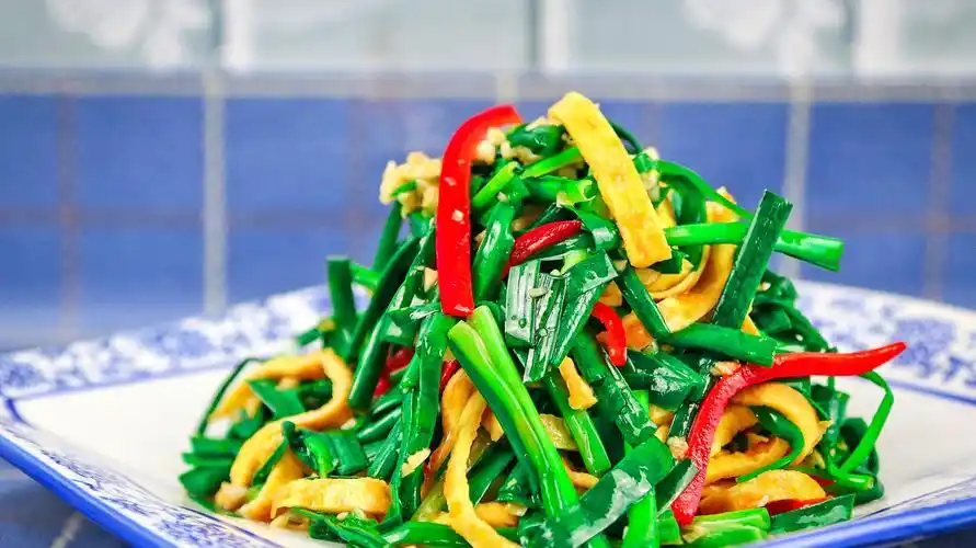 大厨教你做"韭菜拌鸡蛋皮",鲜香软嫩又营养,连吃7天都不腻