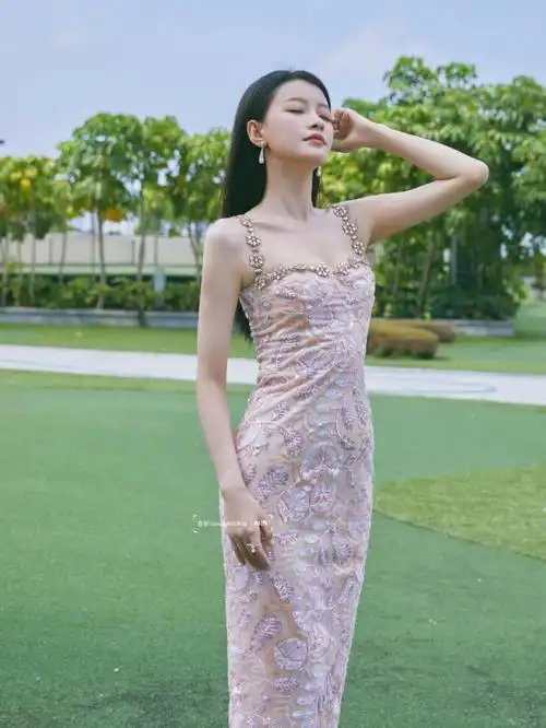 孙怡淡粉刺绣礼服裙