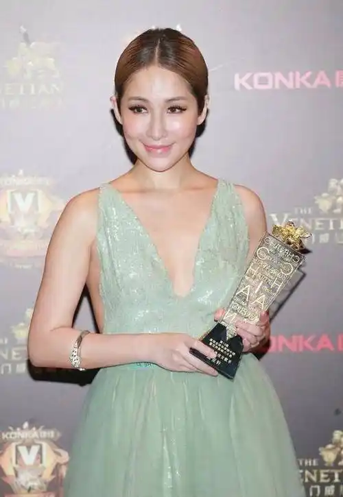 萧亚轩领奖穿得这么清凉深v领薄纱连衣裙显身材气质惊艳