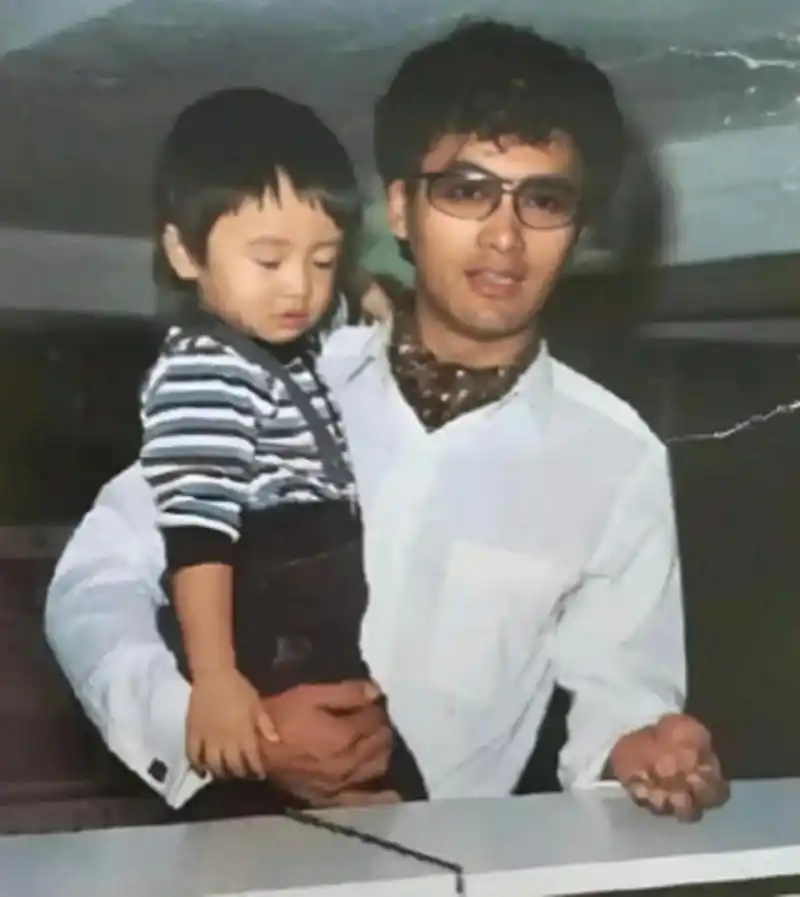 28岁的周润发抱着两岁的谢霆锋!