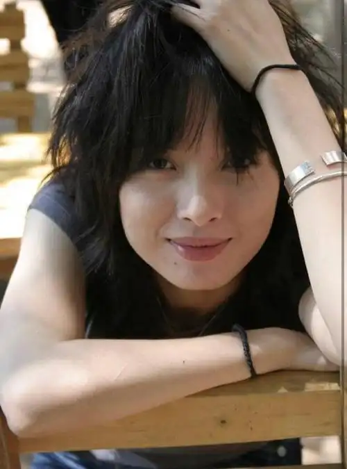 靳东妻子,年轻的时候很有艺术感,年纪大了看起来还是很有魅力的