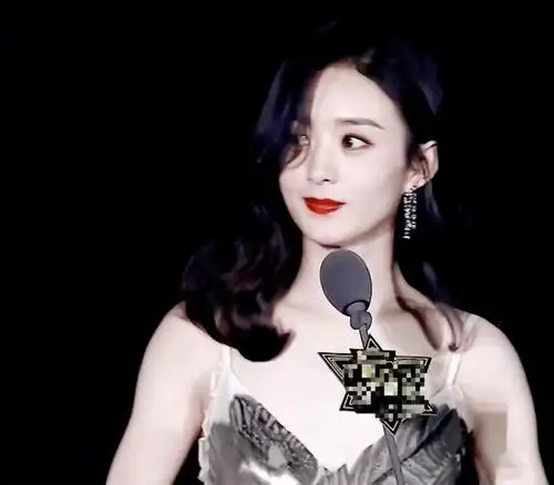 赵丽颖"半遮眼"造型惊艳众人,穿衣风格被评越来越像杨幂