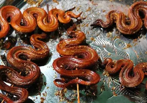 烤蝎子.能把它吃到肚子里,还是需求很大的胆量的.