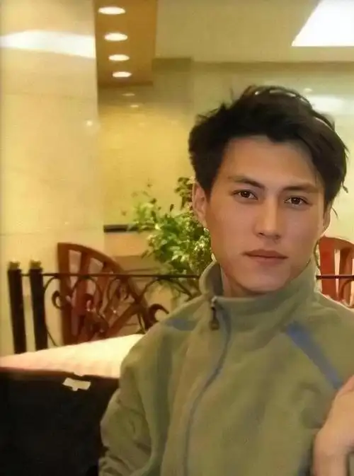 回顾靳东:与离过婚的江珊同居5年,咋又转身娶了二婚的李佳