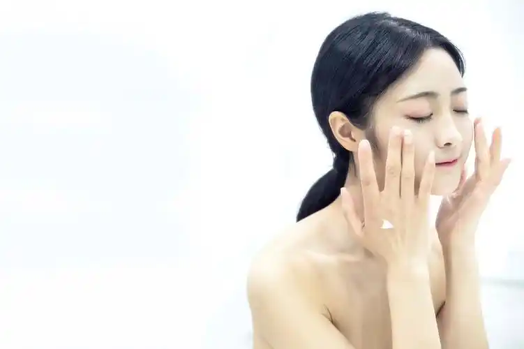 师给做面膜图片梦幻光效美女美容形象广告补水美女护肤按摩脸部图片