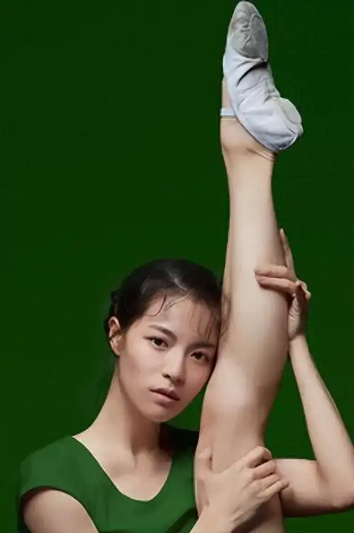 钟楚曦身着一袭绯红长裙,身姿高挑,气质出众,在红毯上熠熠生辉.