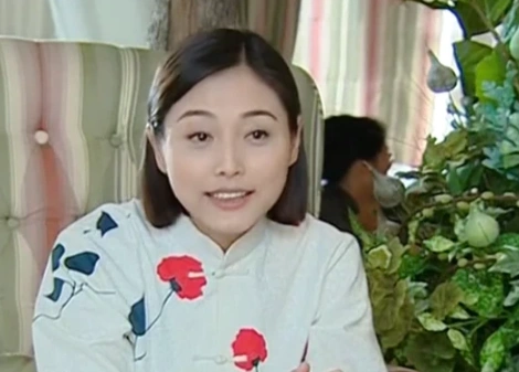 张延被粉红女郎的妆发隐藏了美貌