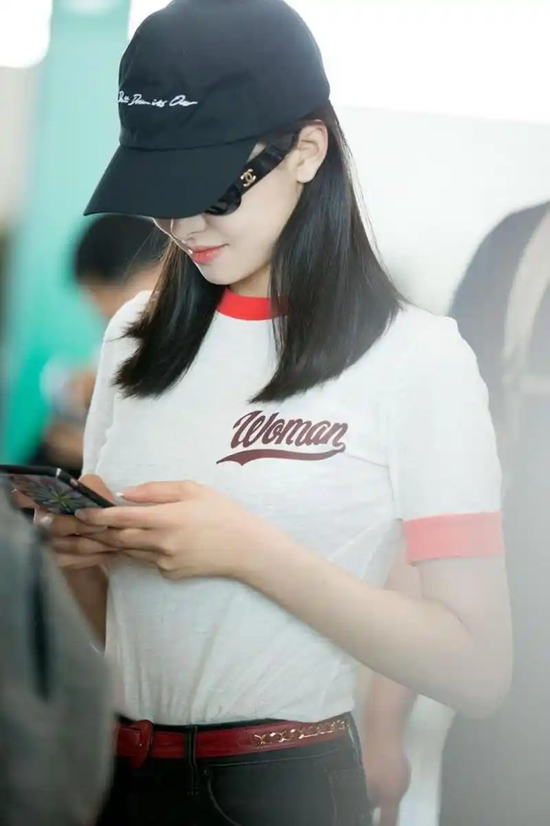 宋茜现身机场完美诠释肤白貌美大长腿!