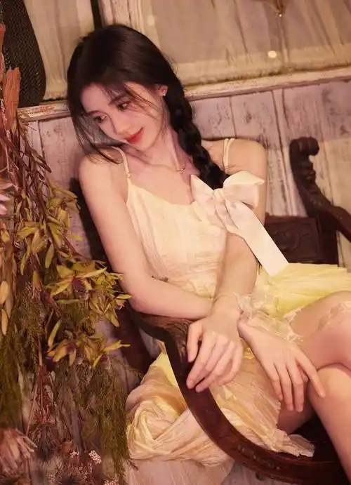 鞠婧祎写真清纯又美艳 麻花辫垂落在肩挪不开眼_照片_魅力_散发出