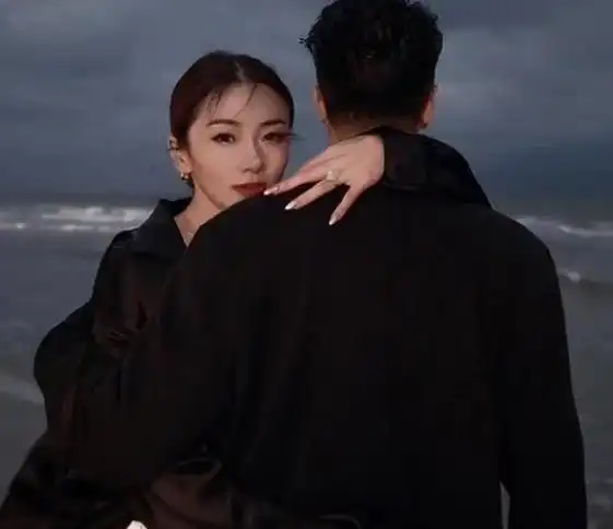 她前不久才官宣男友求婚,这才没过多久,就已经怀孕了,她的男朋友不是