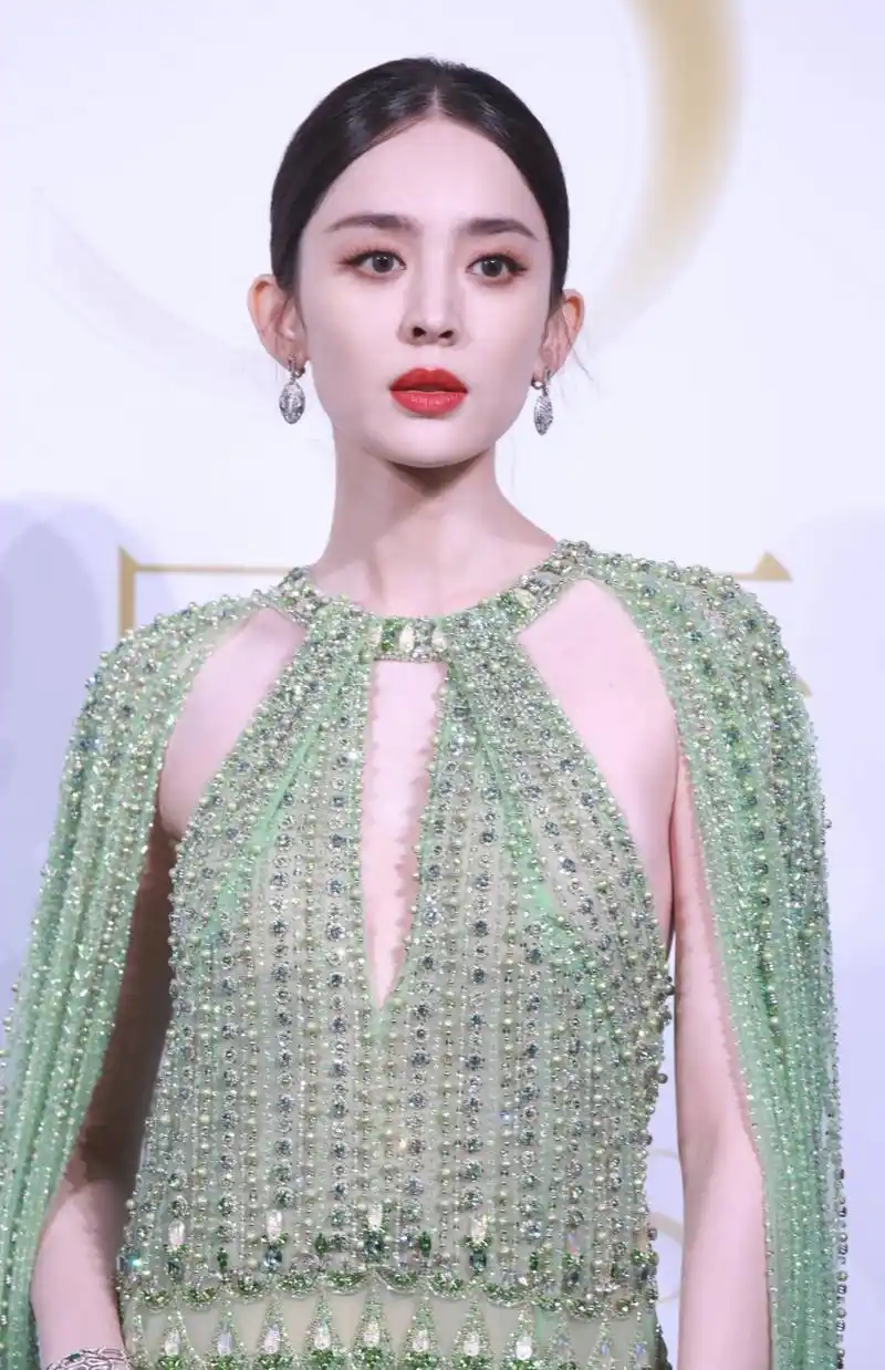 古力娜扎一身透视纱裙出席活动,有一说一,这身衣服没多出众,能这么