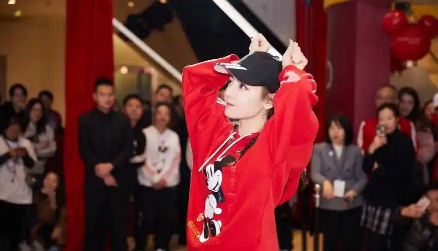 原创迪丽热巴身穿红色米奇卫衣出席活动满屏的青春气息扑面而来