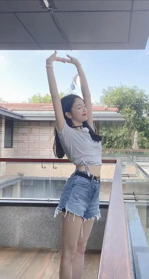 吴宣仪也太美了波点短裙礼服大秀神仙身材妥妥的女团全能担当