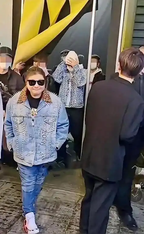 52岁韩红暴瘦40斤一身牛仔裤松松垮垮丸子头扮女人认不出