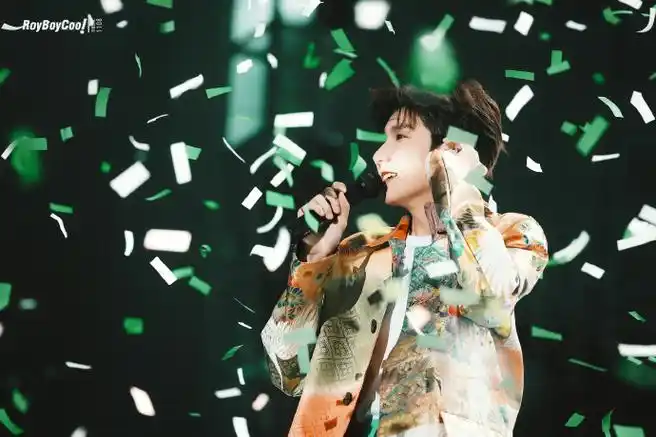 王源面对彩带的变化