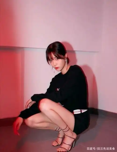 李溪芮的腿我是服气的,一般人穿不进的高跟鞋,她可以绕三圈!