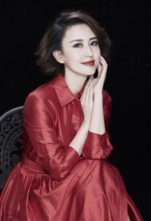 原创著名主持人张蕾真会穿两件风衣叠穿也不显胖气质在穿啥都显贵