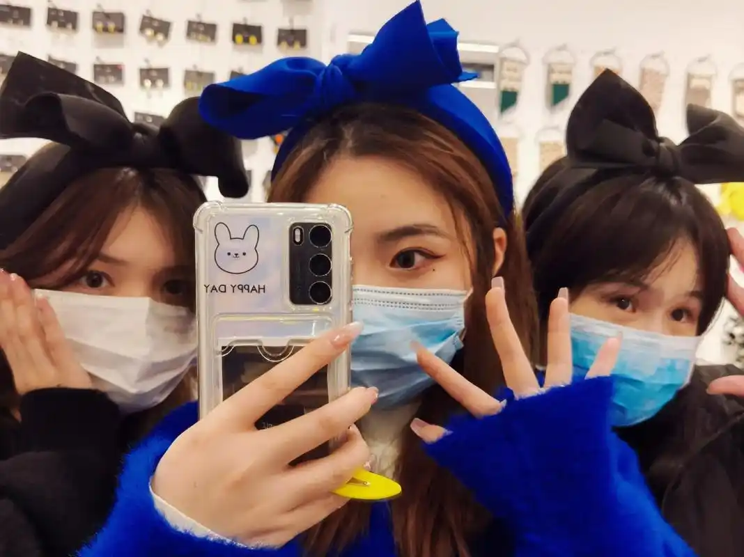 我喜欢最真实最长久的陪伴,就像这八年的友情#合拍 #照片记 - 抖音