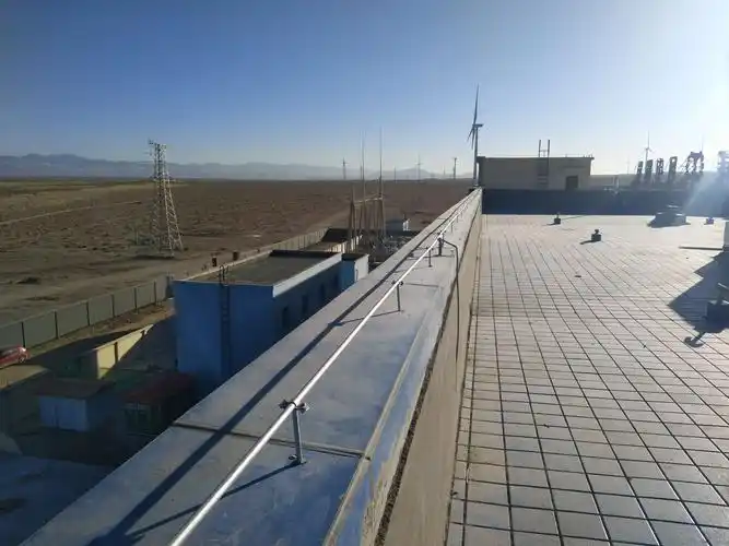 办公楼屋面女儿墙防雷接地网安装完成