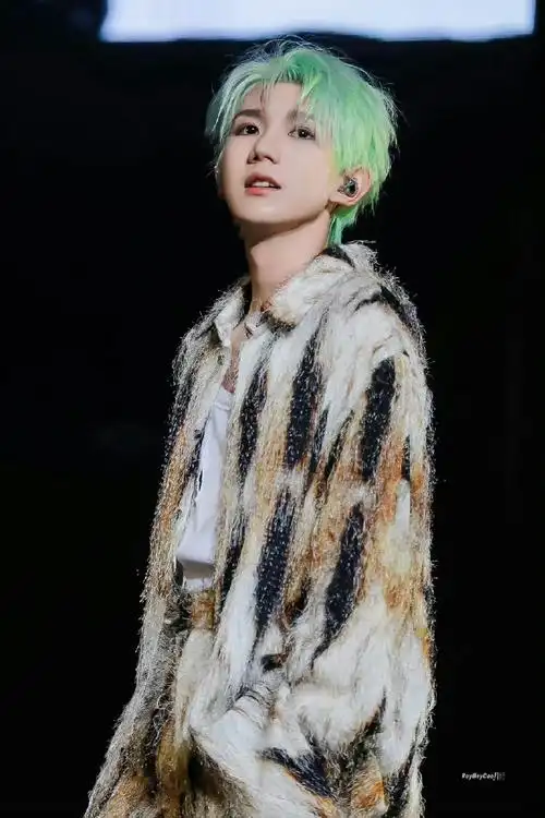 王源绿发怼脸镜头##王源绿发染发教程