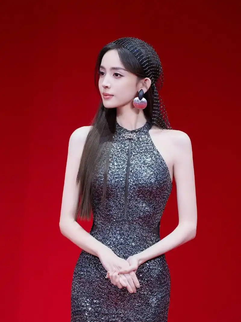 古力娜扎紧身长裙写真,事业线轮廓好吸睛,太诱人了!