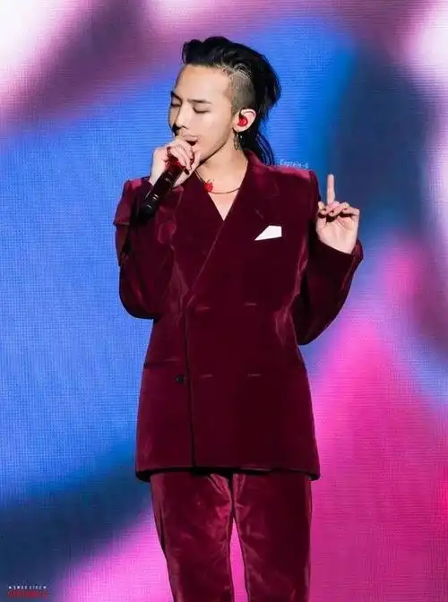 权志龙壁纸:大背头经典发型