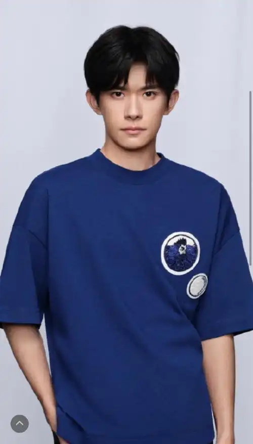 易烊千玺蓝色t恤造型